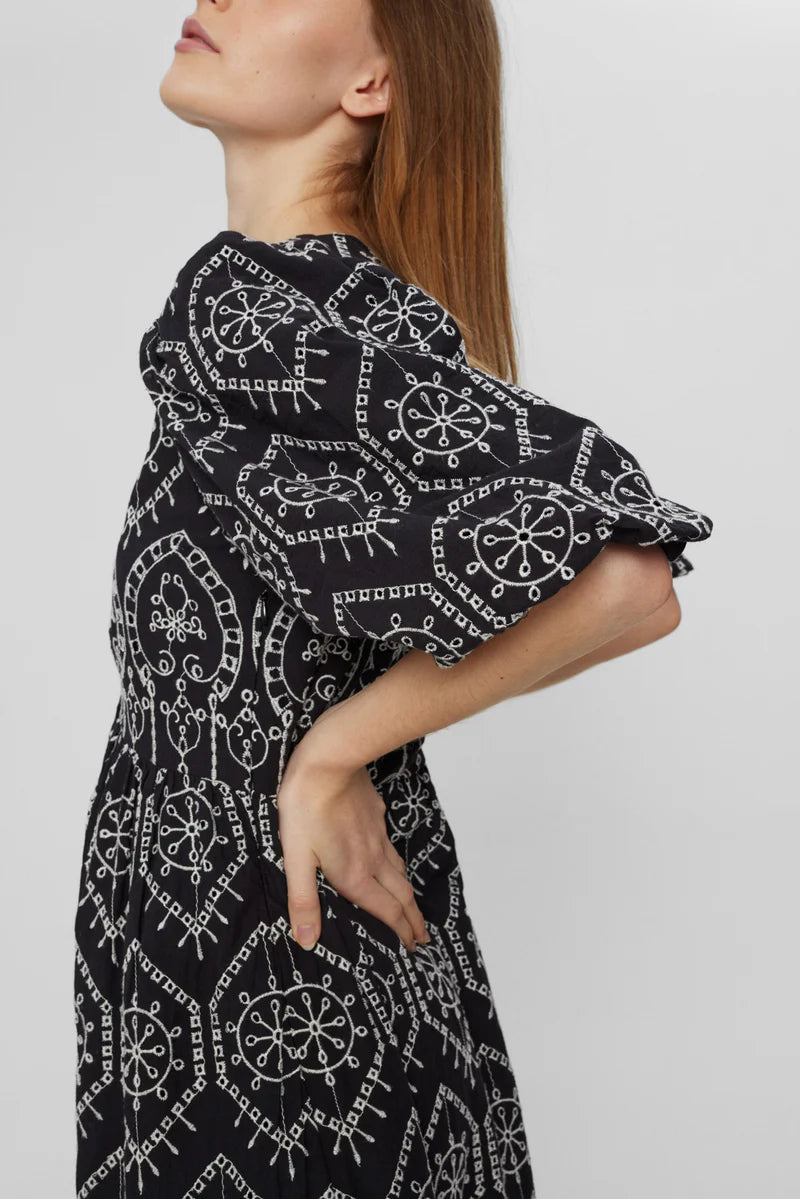 Nuevelyn Contrast Dress